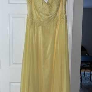 Elegant Yellow Lace Evening Gown